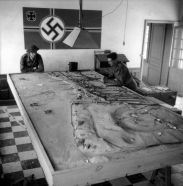 Dos soldados canadienses observando una maqueta alemana de las defensas costeras en Courseulles-sur-Mer, 6 de junio de 1944.