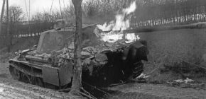 Este Panther del 12.º Reg. Panzer SS logró escapar de una emboscada de equipos de Bazookas y cañones anticarro estadounidenses para ser finalmente abatido por un cazacarros M10. Tenía 11 impactos de Bazooka, varios de 57 mm y 3 del cazacarros de 3 pulgadas en la parte trasera, lo que muestra la formidable protección del Panther. Diciembre de 1944.
