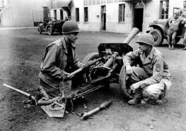 Tropas de los Aliados en Normandía inspeccionando junto a un Raketenwerfer 43 la munición de activación eléctrica Gr. 4322 de un RPzB 54 Panzerschreck, no compatible con el primero.