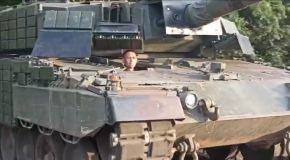 Un Leopard 2A4 modificado en Ucrania con blindaje reactivo Kontakt-1 en la torreta y en los laterales del casco. Principios de julio de 2023.