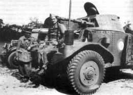 Vehículo de comandante con equipo de radio ER 29 primitivo, las antenas luego se hicieron más discretas.