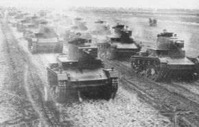 Agrupación de carros 7TP polacos durante unas maniobras en 1938-1939.