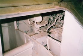 Puesto del conductor visto a través de la escotilla lateral derecha de un LVT(A)-1 conservado en el Museo del Liderazgo General George Patton en Fort Knox, Kentucky.