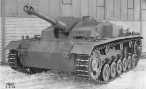 El StuG III como no tenía torreta, montó su propia versión, el 7,5 cm StuK 40, con mecanismo para desplazarse horizontalmente.
