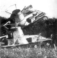 Sólo un pequeño número de tanques ligeros Tipo 95 fueron equipados con estaciones de radio de onda corta.