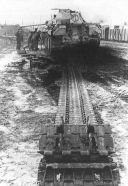 Tripulación de un Panther Ausf. D realizando una reparación de cadenas a finales de 1943 después de que su carro fuera dañado por minas y remolcado a retaguardia.