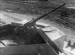 Ametralladora pesada M2 Browning montada en la parte trasera de la torreta, donde se situaba el tripulante encargado de recargar el cañón.