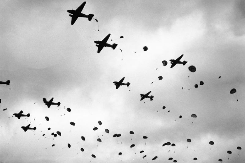 Archivo:Paratroopers-dropping-from-douglas-c-47-skytrains..jpg