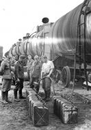 Rusia, 1941, soldados alemanes rellenando unos Einheitskanister de primer diseño desde vagones cisterna.