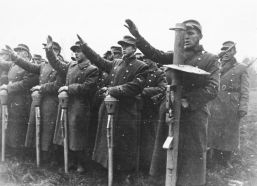 Tropas de la Volkssturm con armas anticarro de un solo uso Panzerfaust y de múltiples usos Panzerschreck, noviembre de 1944.