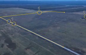 El líder sigue su camino hacia el flanco de la posición ucraniana (2), mientras los otros dos continúan por la carretera.