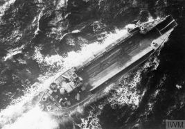 Una LCT Mark 4 descargada vista desde arriba en el mar. 821 de estas fueron destinadas a desembarcar en las playas de Normandía en numerosas ocasiones para transportar a los ejércitos Aliados con armas, equipos y suministros a través del Canal de la Mancha.