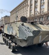 Un BTR-MD ruso dañado y capturado por fuerzas ucranianas expuesto en Kiev en agosto de 2022.