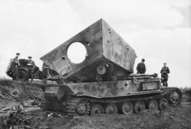 Un Ferdinand volado con explosivos por sus propios tripulantes antes de ser abandonado durante la Batalla de Kursk.