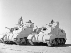 Un tanque medio Grant I (izq.) junto a un Lee (der.) en servicio británico en El Alamein, Egipto, 1942.