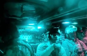 Soldados de la 12.ª Brigada Azov de la Guardia Nacional de Ucrania dentro de un MaxxPro a finales de julio de 2023.
