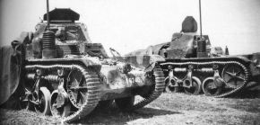 Dos AMR 35 R con equipo de radio del 4.º RDP (Régiment de Dragons Portés) en junio de 1937. Eran parte del primer pequeño lote de 12, esta enorme antena sería reemplazada rápidamente por otra más pequeña.