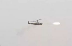 Un Ka-52 disparando un misil anticarro Vikhr contra las fuerzas blindadas ucranianas en el frente, cerca de Robotyne.