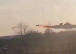 Un Mi-24 ruso en llamas tras ser alcanzado por un MANPADS ucraniano en la primera semana de la invasión.[19]