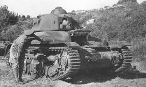 Un oficial británico inspeccionando un R35 de la Francia de Vichy capturado en Siria.