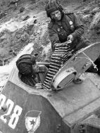 Tripulantes de un T-60 cargando munición para el cañón automático de 20 mm TNSh, verano de 1943.