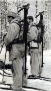 Voluntarios suecos con fusiles anticarro Boys durante la Guerra de Invierno, Finlandia, 1939-1940.