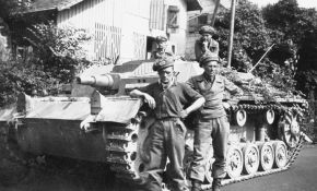 Un StuG III Ausf. A de la Sturmbatterie 665 con sus cuatro tripulantes, los cuales aún portaban la distintiva boina de protección de la época inicial de la guerra.