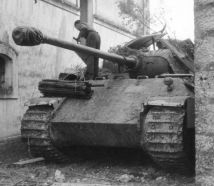 Un Panther del I./PzRgt 4 estacionado y camuflado entre unas casas en torno a la localidad italiana de Nettuno.