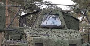 Cabina del Archer ucraniano del reportaje sueco, con camuflaje multiespectral Barracuda.