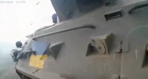 Un BTR-82A en servicio de las tropas ucranianas, visto desde la cámara del casco de un soldado, abriendo fuego contra posiciones rusas en julio de 2023.