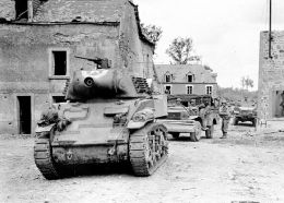Un M8 75 mm HMC de la 3.ª División Blindada de Estados Unidos en Montreuil-sur-Lozon, Francia, finales de julio de 1944.