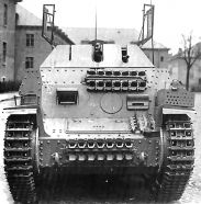 Vista frontal del Aufklärungspanzer 38(t) mit 2 cm KwK 38.