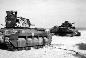 Un SOMUA S35 detrás de un Matilda II británico, ambos destruidos y abandonados tras la Batalla de Francia, 1940.