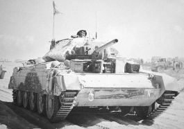 Un Crusader Mk.II CS con su cañón de baja velocidad QF 3-inch para apoyo cercano.
