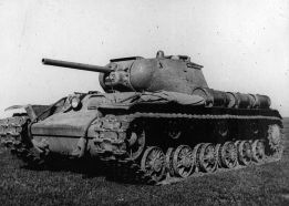 KV-1S producido en abril de 1943 con depósitos de combustible externos.