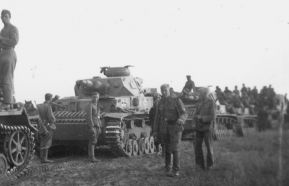 Una columna de carros medios Pz.IV de la 11.ª División Panzer, que se unió al Frente Oriental durante la Batalla de Kiev, tras participar en la Invasión de Yugoslavia.