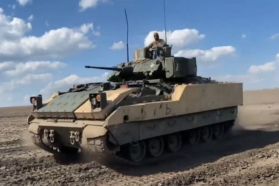 Un M2 Bradley ucraniano equipado con su blindaje reactivo explosivo modular BRAT. Principios de septiembre de 2023.