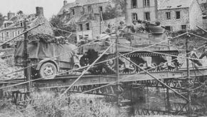 M7 Priest cruzando el río Sena a través un puente provisional, Francia, julio de 1944.