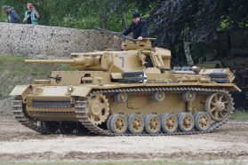 Panzer III Ausf. L/M con blindaje espaciado en el frontal (le falta la placa sobre el mantelete pero se puede ver el soporte).