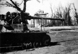 Un chasis de Panzer I armado con un cañón 7,5 cm StuK 40 de un cañón de asalto durante la Batalla de Berlín.
