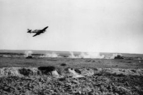 Un Hurricane Mk.IID británico realizando un ataque a tierra durante la Campaña del Norte de África.