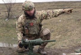 Un soldado ucraniano con una mina PARM DM 22 en enero de 2023.