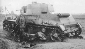 Soldado alemán junto a otro 7TP del 1.er Batallón de Tanques Ligeros dañado en los combates.