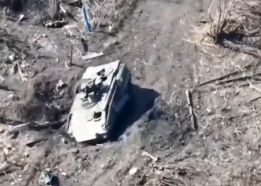 Imagen a vista de dron del Marder 1 ucraniano abandonado que luego sería capturado por los rusos.