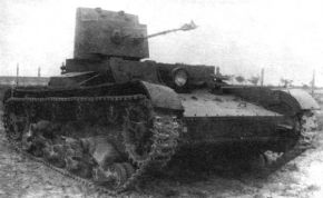 Tanque lanzallamas KhT-26 producido en 1935 y parcialmente modernizado entre 1938 y 1940 con ruedas nuevas y foco blindado. Campo de pruebas de Kubinka, 1940.