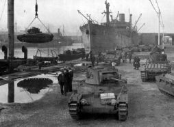 Cargando tanques Matilda II y Valentine en buques con destino a la Unión Soviética.
