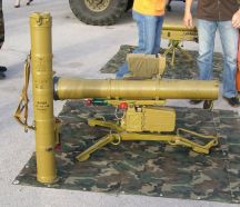Un 9M113 Konkurs montado en el lanzador junto a su hermano menor 9K111 Fagot en su tubo contenedor de pie, ambos utilizan el mismo lanzador.