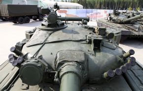 Vista frontal de la torreta de un T-72A.