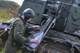 Un soldado de artillería ruso empleando el sistema de reabastecimiento externo para reamunicionar su 2S19M1 en los ejercicios Zapad de 2017.