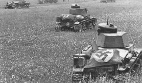 Varios Panzer 35(t) avanzando en el campo de batalla con banderas para evitar fuego amigo de la aviación durante la Batalla de Francia, 1940.